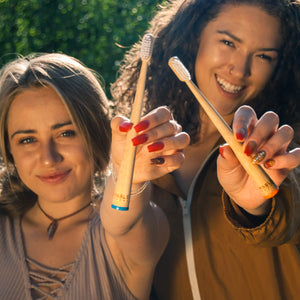 MABLE® Self-standing bamboo toothbrushes. Eco friendly toothbrushes colors orange and blue. Start your sustainable brushing journey now.
